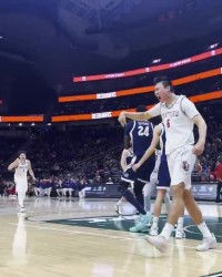 黄种人也能飞！淡厚然接队友高抛 隔扣对手打成2+1点燃全场