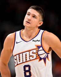 砍瓜切菜！格雷森·阿伦外线开炮独中3记三分 连得11分迫近比分